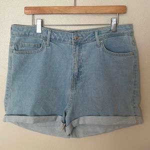 NWOT Guess Jean Shorts. Size 32